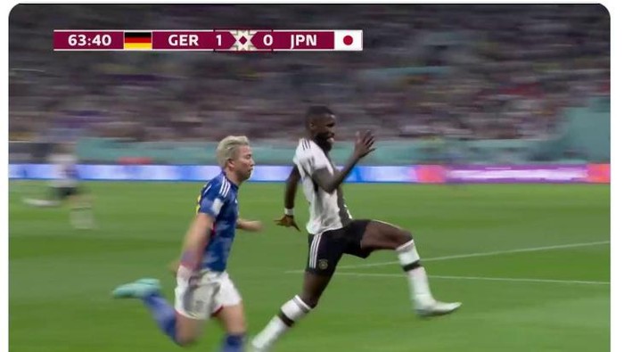 Aksi lari bek timnas Jerman Antonio Rudiger yang diduga meledek pemain Jepang saat bertanding.