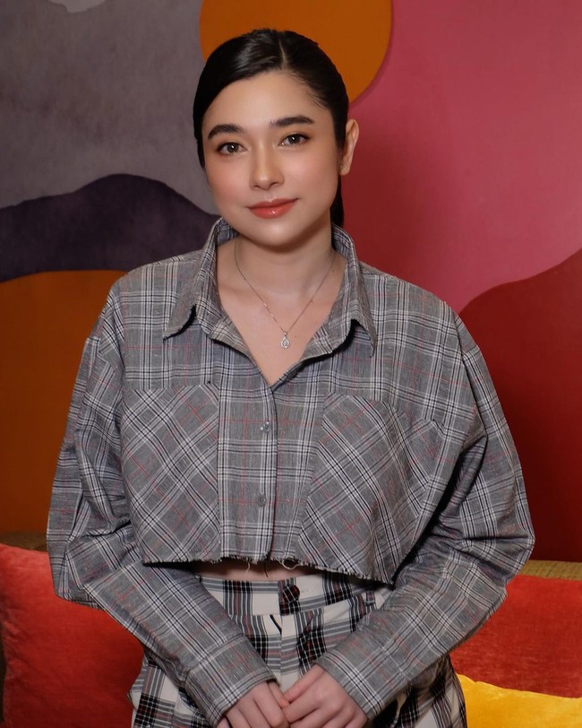 Amanda Rigby pun merespons perjodohan netizen untuk bersanding dengan Andre Taulany. Dia memilih cuek. “Gak sih, gak terlalu nanggepin, kita di sini kerjanya semuanya seru-seru, ujarnya. Foto: dok Instagram