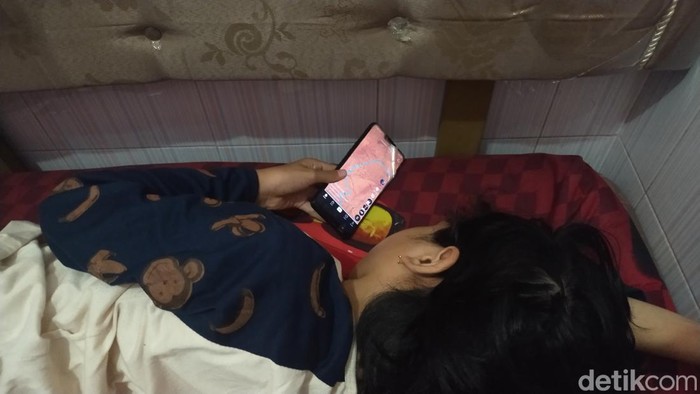 anak main hp sambil tidur
