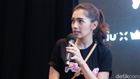 Angel tampil bergaya kasual dengan kaos hitam dan rok merah di acara tersebut. Pool/Noel/detikFoto.