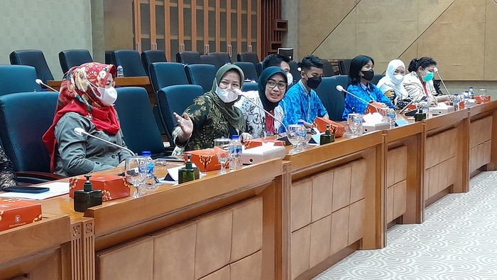 Anggota DPR Komisi IX Krisdayanti audiensi dengan murid-guru SMPN 25 Jakarta Anggota DPR Komisi IX Krisdayanti audiensi dengan murid-guru SMPN 25 Jakarta