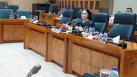 Krisdayanti menyampaikan keprihatinan soal kondisin guru honorer. Mereka yang ada di sekitar, yang ada di media juga, masih ada guru honorer yang mendapat gaji Rp 300 ribu sebulan, tinggal di lingkungan sekolah, di bagian toilet, ini kan suatu hal yang tidak pantas kita berikan pada guru. Mereka kan pelita, memberikan pelajaran untuk kita. Menjadi keteladanan orang tua yang diestafetkan untuk mendidik anak-anak, itu di tangan guru, tutur Krisdayanti. Foto: (Trisna Wulandari/detikcom)
