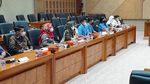Jelang Hari Guru Nasional, Krisdayanti Audiensi dengan Murid-Guru di DPR