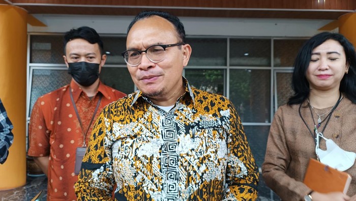 Anggota Ombudsman RI Robert Na Endi Jaweng di Dinkes Banten (Bahtiar/detikcom)