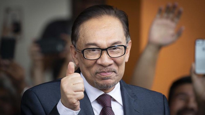 FILE - Jailed opposition icon Anwar Ibrahim reacts to supporters as he leaves a hospital in Kuala Lumpur, Malaysia, May 16, 2018. Malaysias king on Thursday, Nov. 24, 2022, named Anwar as the countrys prime minister, ending days of uncertainties after divisive general elections produced a hung Parliament. (AP Photo/Vincent Thian, File)