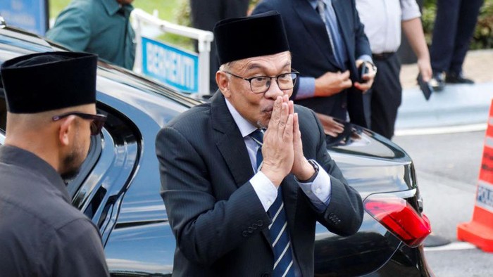 Malaysias opposition leader Anwar Ibrahim attends a news conference outside the National Palace, in Kuala Lumpur, Malaysia November 22, 2022. REUTERS/Hasnoor Hussain