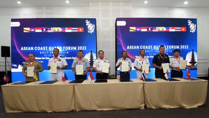 ASEAN Coast Guard Forum 2022 Hasilkan Deklarasi ASEAN CG ASEAN Coast Guard Forum 2022 telah resmi ditutup. Pertemuan yang berlangsung di Bali itu menghasilkan sejumlah kesepakatan, salah satunya Deklarasi ASEAN Coast Guard.