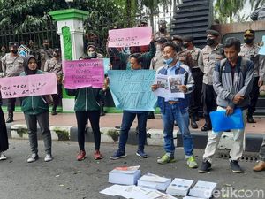 Atlet dan Mahasiswa Geruduk Kantor Pemkab Blitar Tagih Bonus Porprov