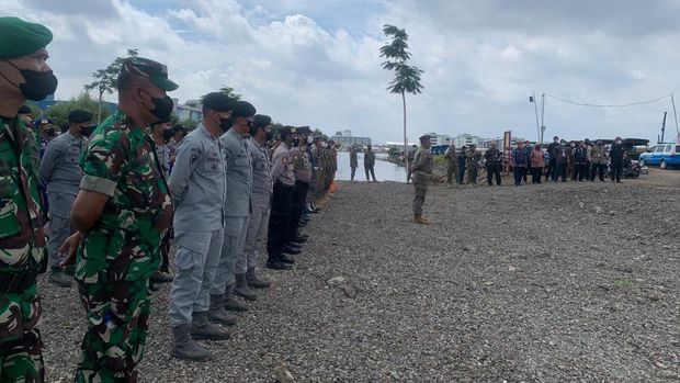 Bakamla RI menertibkan belasan dermaga liar di tanggul laut raksasa (giant sea wall) di pesisir Jakut. Dermaga liar itu dipakai tempat sandar kapal nelayan. (dok Bakamla)