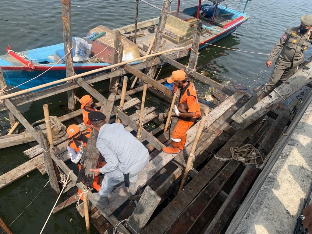 Bakamla RI menertibkan belasan dermaga liar di tanggul laut raksasa (giant sea wall) di pesisir Jakut. Dermaga liar itu dipakai tempat sandar kapal nelayan. (dok Bakamla)