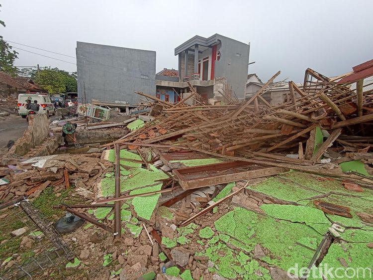 Penampakan Sekolah yang Hancur Akibat Gempa Cianjur