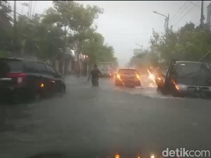 Diguyur Hujan 3 Jam, Jalanan-Pemukiman Warga Bojonegoro Banjir Setinggi 40 Cm