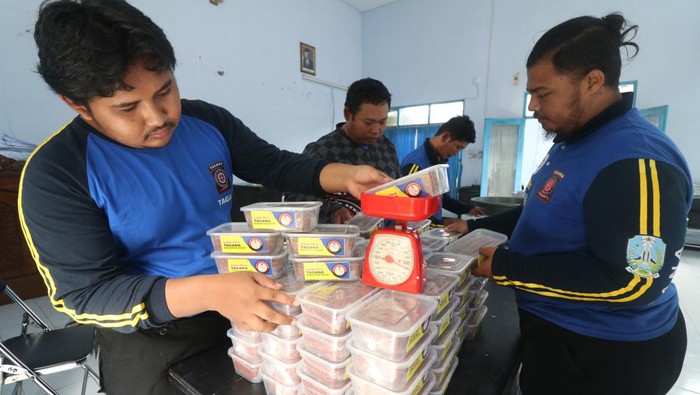 Bantuan Sambal Pecel Khas Kediri untuk Korban Gempa Cianjur Sejumlah anggota Tagana mengemas sambal pecel ke dalam toples plastik untuk korban gempa dan tanah longsor Cianjur di kantor Dinas Sosial, Kediri, Jawa Timur, Kamis (24/11/2022). Dinas Sosial daerah setempat mengirim bantuan berupa 1,5 kwintal sambal pecel khas Kediri yang secara prasktis dapat dicampur dengan berbagai macam makanan untuk korban gempa dan tanah longsor Cianjur, Jawa Barat. ANTARA FOTO/Prasetia Fauzani/rwa.