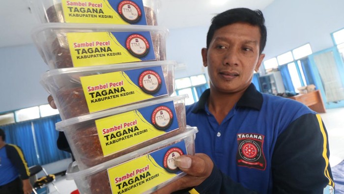 Bantuan Sambal Pecel Khas Kediri untuk Korban Gempa Cianjur Sejumlah anggota Tagana mengemas sambal pecel ke dalam toples plastik untuk korban gempa dan tanah longsor Cianjur di kantor Dinas Sosial, Kediri, Jawa Timur, Kamis (24/11/2022). Dinas Sosial daerah setempat mengirim bantuan berupa 1,5 kwintal sambal pecel khas Kediri yang secara prasktis dapat dicampur dengan berbagai macam makanan untuk korban gempa dan tanah longsor Cianjur, Jawa Barat. ANTARA FOTO/Prasetia Fauzani/rwa.
