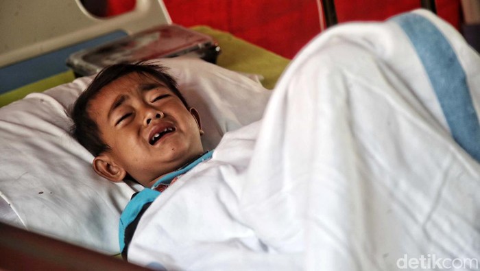 Azka (5), bocah yang berhasil diselamatkan usai sempat terjebak di reruntuhan selama 3 hari usai gempa yang melanda kawasan Cianjur, Jawa Barat, kini masih menjalani perawatan intensif. Dia dirawat di RSUD Sayang Cianjur.