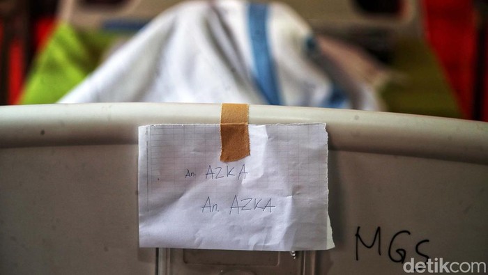 Azka (5), bocah yang berhasil diselamatkan usai sempat terjebak di reruntuhan selama 3 hari usai gempa yang melanda kawasan Cianjur, Jawa Barat, kini masih menjalani perawatan intensif. Dia dirawat di RSUD Sayang Cianjur.