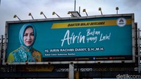 Billboard tersebut memasang foto Airin dengan narasi Airin, Bukan yang Lain!  dari Relawan Banten Maju Bersama.
