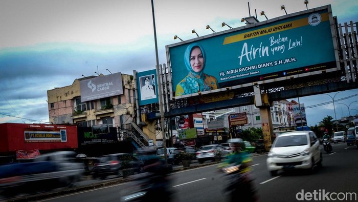 Billboard bergambar Airin Rachmi Diany mejeng di Serpong Utara, Tangsel. Billboard eks Walkot Tangsel ini bernarasikan bakal cagub Banten.