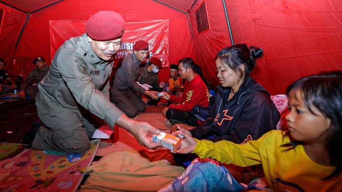BIN membagikan bantuan untuk korban gempa Cianjur.