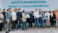 Direktur Risk Management PT Bank Syariah Indonesia Tbk (BSI) Tiwul Widyastuti, bersama dengan SEVP Financing Risk BSI Babas Bastaman menyerahkan bantuan secara simbolik kepada warga cianjur yang terkena dampak gempa.