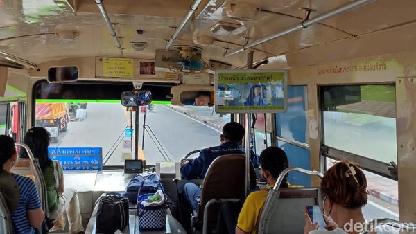Faktor yang amat berpengaruh saat menaiki angkutan kota yang tidak ber-AC adalah kondisi cuaca dan suhu. Di bulan ini, cuaca di Thailand cenderung bersahabat dan tidak terlalu panas karena bagian utaranya memasuki musim dingin. Faktor yang amat berpengaruh saat menaiki angkutan kota yang tidak ber-AC adalah kondisi cuaca dan suhu. Di bulan ini, cuaca di Thailand cenderung bersahabat dan tidak terlalu panas karena bagian utaranya memasuki musim dingin.