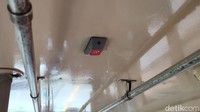 Jika traveler ingin turun, ada tombol bel yang harus dipencet yang biasanya berlokasi ada di atas pintu keluar penumpang. Jadi, bus tidaklah berhenti di setiap halte dan tiap berhenti pastilah di sebuah halte atau tidak berhenti sembarangan.