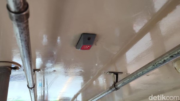 Jika traveler ingin turun, ada tombol bel yang harus dipencet yang biasanya berlokasi ada di atas pintu keluar penumpang. Jadi, bus tidaklah berhenti di setiap halte dan tiap berhenti pastilah di sebuah halte atau tidak berhenti sembarangan. Jika traveler ingin turun, ada tombol bel yang harus dipencet yang biasanya berlokasi ada di atas pintu keluar penumpang. Jadi, bus tidaklah berhenti di setiap halte dan tiap berhenti pastilah di sebuah halte atau tidak berhenti sembarangan.