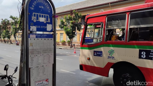 Bus tua sekelas Metromini dan Kopaja masih beroperasi di tengah Kota Bangkok, Thailand.