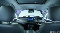 Mobil ini juga dilengkapi fitur Advanced Driver Assistance System (ADAS) dari generasi terbaru Chery, meliputi fitur adaptive cruise control, pengereman darurat, juga kemampuan untuk memprediksi dan menghindari bahaya.