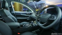 Geser ke interior, terdapat full-screen LCD berukuran 7 inci, central control screen berukuran 10,25 inci, layar sentuh LCD untuk intelligent smart conditioner berukuran 8 inci, serta birds-eye view panoramic rearview camera yang sepenuhnya transparan.