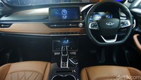 Berbicara soal kelas, menurut Chery Indonesia, Tiggo 8 Pro ini bermain di kelas yang cukup unik. Mesinnya lebih besar secara tenaga dan torsi Honda CR-V atau Mazda CX-5, namun dimensinya senada. Perlu diingat, Tiggo 8 Pro mengusung bodi yang cukup besar untuk menampung 7-orang penumpang. Panjang mobil ini 4.722 mm, lebar 1.858 mm, dan tinggi 1.746 mm.