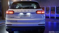 Di balik bodinya yang semok, Chery membenamkan mesin 2.000 cc turbo yang tenaganya tembus 250 HP dan torsi 390 Nm. Tentu ini angka yang tak main-main. Tenaga segini tergolong jauh dari kompetitornya. CR-V bermesin 1.5 turbo tenaganya hanya 187 HP dan torsi 240 Nm. Sedangkan CX-5 yang bermesin sekelas, namun tidak dibekali turbo, tenaganya pun 187 HP dan torsi 252 Nm.