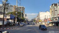 Di siang hari, cuaca terik tak terlalu terasa karena angin dingin berhembus hingga menghasilkan udara sejuk saat di ruang terbuka. Menurut guide kami dari Chiang Mai, Masukree Kueteh, di musim dingin saat ini, suhu di sana bisa mencapai 20 derajat Celcius.