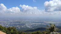 Jadi, di skyview itu traveler bisa melihat seantero Kota Chiang Mai. Spot ini jadi incaran traveler untuk berfoto.