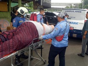 Proses Evakuasi Pria Obesitas untuk Berobat di Jaktim