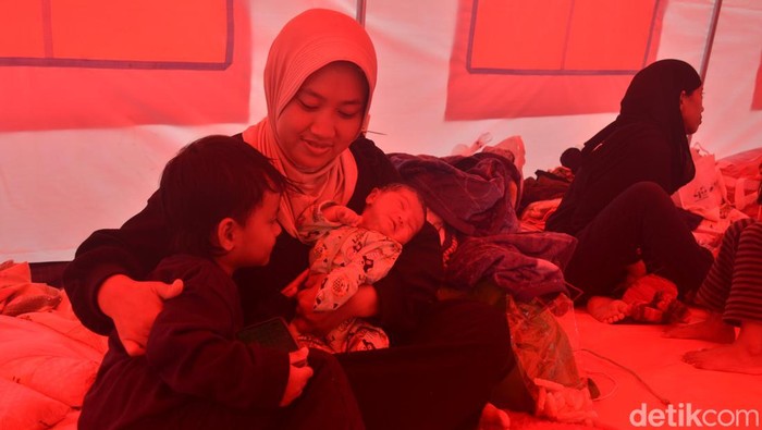 Dewi bersama bayi mungilnya Gempita saat di pengungsian.