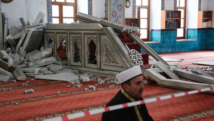 Digoyang Gempa, Masjid di Turki Runtuh Sebuah masjid rusak akibat guncangan gempa di Duzce, Turki, Rabu (23/11/2022). Gempa bumi berkekuatan Magnitudo (M)5,9 mengguncang wilayah Turki bagian barat laut pada Rabu (28/11) pagi waktu setempat.