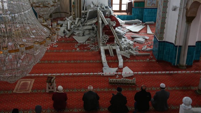 Digoyang Gempa, Masjid di Turki Runtuh Sebuah masjid rusak akibat guncangan gempa di Duzce, Turki, Rabu (23/11/2022). Gempa bumi berkekuatan Magnitudo (M)5,9 mengguncang wilayah Turki bagian barat laut pada Rabu (28/11) pagi waktu setempat.