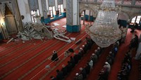 Usai guncangan gempa, jamaah masjid masih bisa beribadah di luar batas kerusakan.  