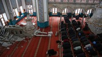 Gempa menghancurkan sejumlah bangunan termasuk masjid ini.  