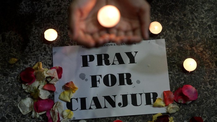 Mahasiswa yang tergabung dalam Aliansi Mahasiswa Nusantara melakukan doa bersama untuk Cianjur di Titik Nol KM, Yogyakarta, Rabu (23/11/2022). Doa bersama yang diikuti oleh sejumlah perwakilan mahasiswa dari berbagai daerah di Indonesia tersebut menjadi wujud kepedulian dan bentuk empati Mahasiswa Nusantara atas peristiwa gempa bumi di Kabupaten Cianjur pada Senin, 21 November 2022. ANTARA FOTO/Andreas Fitri Atmoko.