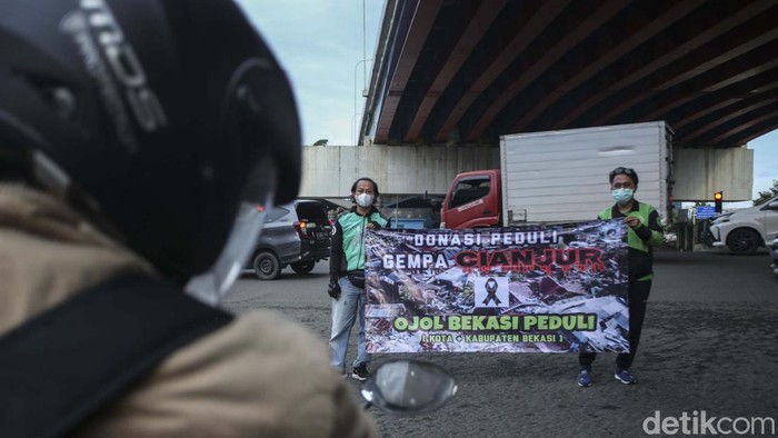 Driver Ojol Bekasi Beraksi, Galang Dana untuk Korban Gempa Cianjur Sejumlah ojek online menggelar penggalangan dana di Bekasi, Kamis (24/11/2022). Aksi ini untuk membantu korban gempa di Cianjur.