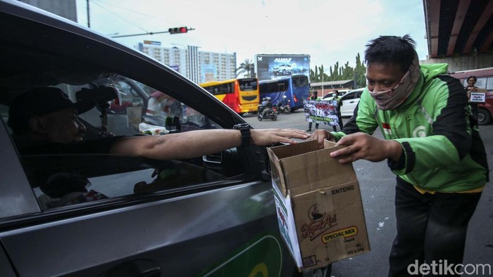 Sejumlah ojek online menggelar penggalangan dana di Bekasi, Kamis (24/11/2022). Aksi ini untuk membantu korban gempa di Cianjur.