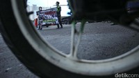 Di tengah padatnya orderan kala jam pulang kerja, para ojol ini justru meluangkan waktunya untuk menggalang dana membantu korban gempa bumi di Cianjur.