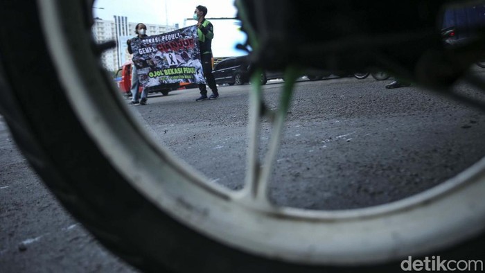 Driver Ojol Bekasi Beraksi, Galang Dana untuk Korban Gempa Cianjur Sejumlah ojek online menggelar penggalangan dana di Bekasi, Kamis (24/11/2022). Aksi ini untuk membantu korban gempa di Cianjur.