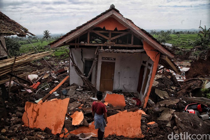 Kampung Rawa Cina di Desa Nagrak merupakan salah satu kawasan yang terdampak parah gempa bumi Cianjur.