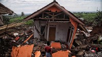 Kampung Rawa Cina di Desa Nagrak merupakan salah satu kawasan yang terdampak parah gempa bumi Cianjur. Terlihat bangunan banyak yang hancur akibat gempa bumi tersebut.