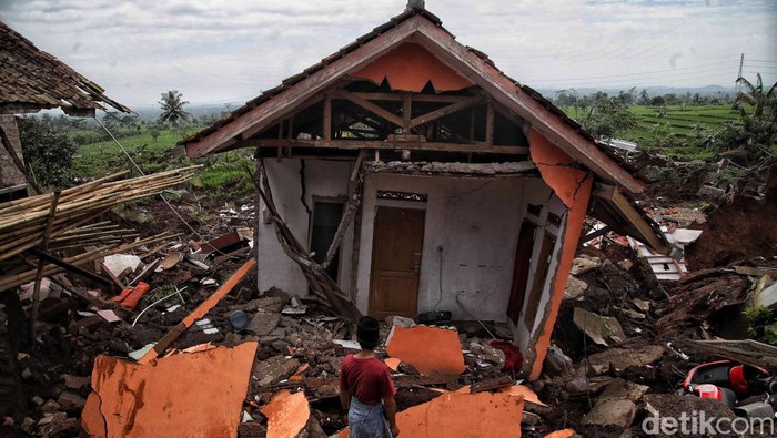 Duka Mendalam untuk Korban Gempa Kampung Rawa Cina Cianjur Kampung Rawa Cina di Desa Nagrak merupakan salah satu kawasan yang terdampak parah gempa bumi Cianjur.