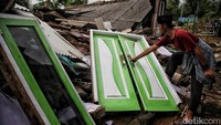 Bahkan beberapa warga masih berusaha menyelamatkan barang yang masih bisa diselamatkan.
