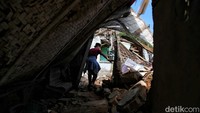 Puluhan rumah luluh lantak imbas gempa berkekuatan 5,6 magnitudo.